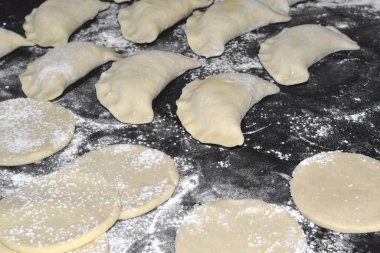 Siyah masanın üzerinde hamur tatlısı var.