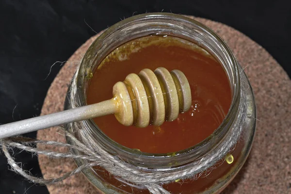 Een Houten Stok Ligt Een Pot Honing — Stockfoto