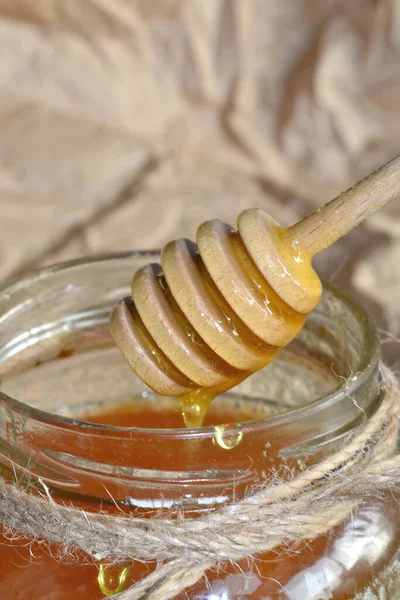 Μέλι Ρέει Στο Βάζο Από Ραβδί — Φωτογραφία Αρχείου