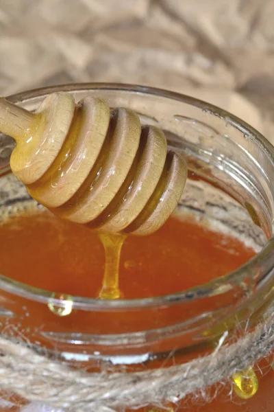 Honing Van Bijen Stroomt Uit Een Houten Stok Een Pot — Stockfoto