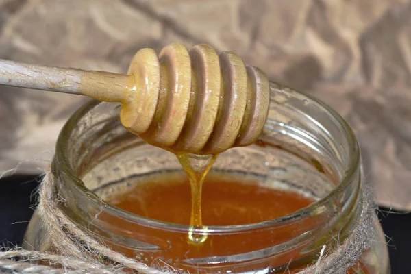 Honing Stroomt Uit Een Houten Stokje Een Pot — Stockfoto