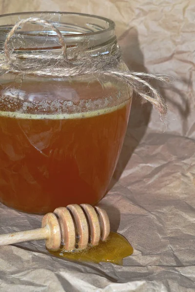 Honing Stroomt Uit Een Stok Tafel Staat Een Kruik Buurt — Stockfoto