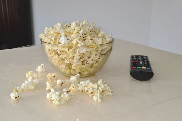 Stole Jest Talerz Popcornem — Zdjęcie stockowe