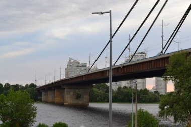 Kyiv şehrindeki Dnipro nehri üzerindeki köprü.