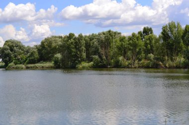 Mavi gökyüzü ve berrak göl