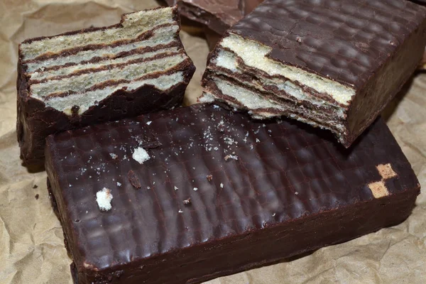 Шоколадные Вафли Лежат Коричневой Бумаге — стоковое фото