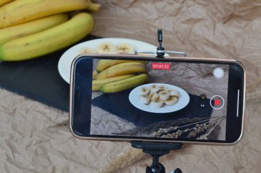 Telefon muzların videosunu çeker.