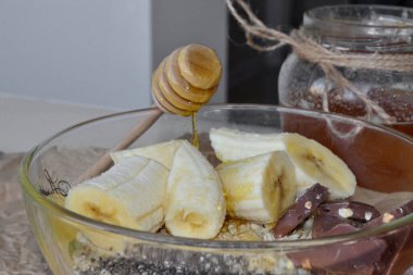 Bal, çubuktan kahvaltı tabağına akar.