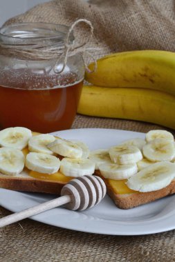 Tabakta muzlu sandviç var.