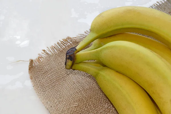 熟したバナナはバラップの上に — ストック写真