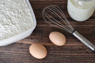 Masada un, yumurta ve süt var.