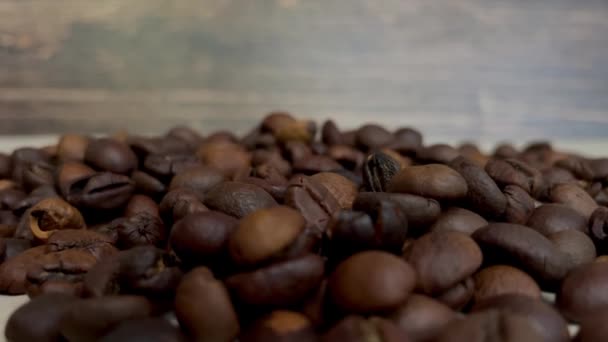 Kahve Çekirdekleri Masaya Düşer — Stok video