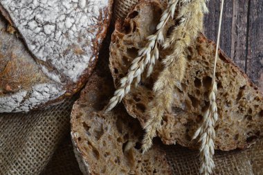 Taze pişmiş siyah ekmek masada.