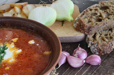 Yeşil sebzeli, ekşi kremalı ve soğanlı kırmızı borş.