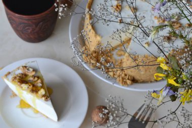 Cevizli kek ve bir fincan kahve.