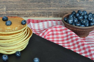 Krep ve böğürtlenli kahvaltı kırmızı havlunun üzerindedir.