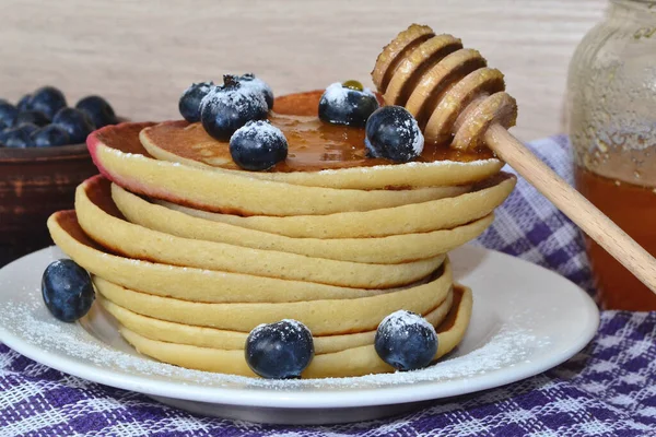 Pancakes Berries Drizzled Honey — Stock Photo, Image
