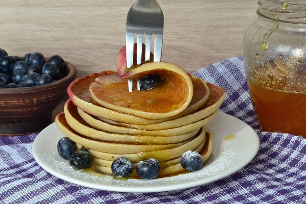 Pfannkuchen Mit Honig Auf Dem Tisch Zum Frühstück — Stockfoto