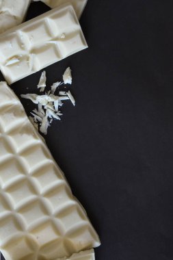 Siyah arka planda beyaz çikolata