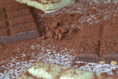 Kakao tozu masaya saçılmış.