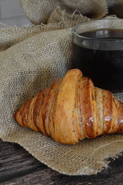 Croissant Café Negro Sobre Tela Saco Sobre Mesa Madera — Foto de Stock
