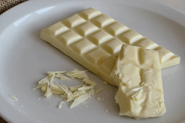 Белый Шоколад Белой Тарелке — стоковое фото