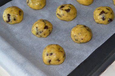 Hamur topları fırında pişmeye hazır.