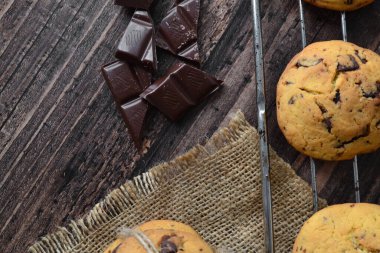 Kendi elleriyle pişirdikleri kurabiyeler bir çuval bezinin üzerinde yatıyor.