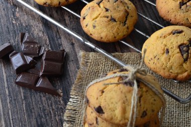 Karanlık bir masanın üzerinde kurabiyeler olan bir ızgara var.