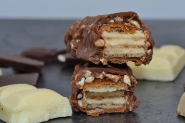 Masanın üzerinde beyaz çikolata ve çikolata var.