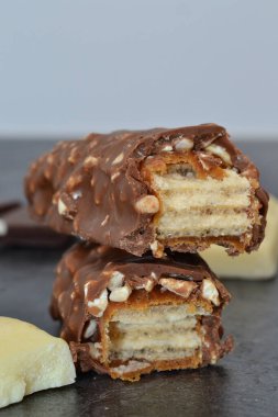 Çikolata ikiye bölünmüş.