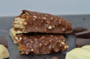 Masasında fındık olan çikolata.