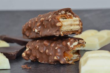 Kırık çikolata karanlık bir masada yatıyor.