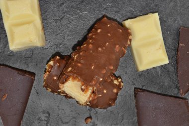 Bar, süt ve beyaz çikolata.