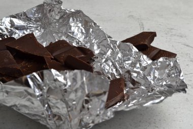 folyo üzerindeki çikolata parçaları