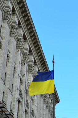 Kyiv 'in merkezindeki evin yanında Ukrayna bayrağı dalgalanıyor.