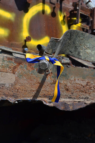 Ruban Drapeau Ukraine Est Attaché Sur Équipement Ennemi Cassé — Photo