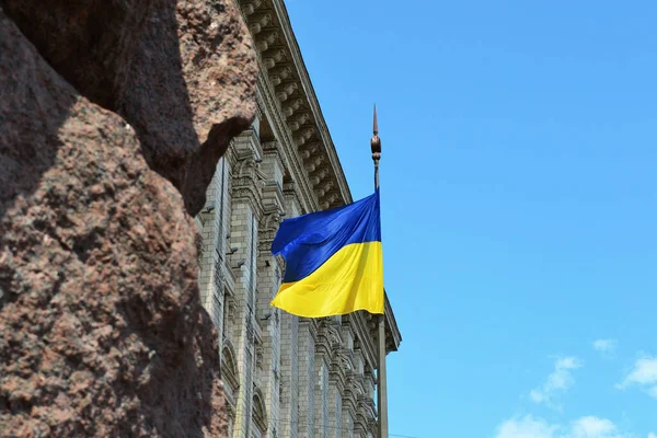 Великий Прапор України Біля Будівлі Міста — стокове фото