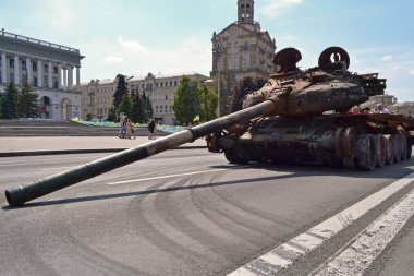 Rus ordusunun bozuk bir tankı Kyiv 'in merkezinde duruyor.