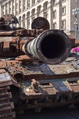 Rus ordusunun yanmış bir tankı.