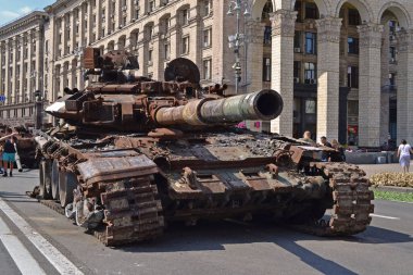 Şehirdeki Rus ordusunun imha edilmiş, yanmış bir tankı.