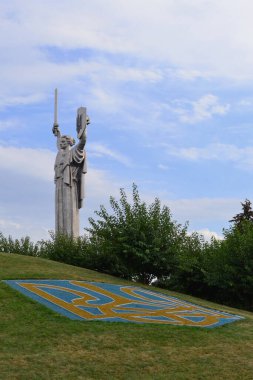 Kalkanında Ukrayna arması olan Anavatan Anıtı.