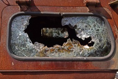 Rus ordusunun yanmış zırhlı aracındaki kırık camlar.