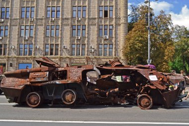 Savaşta yanmış Rus donanımı.