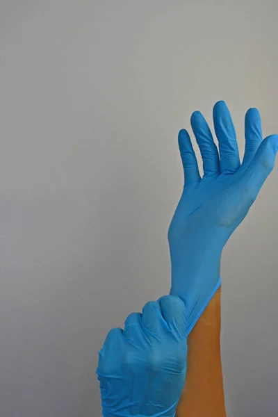 Die Sanitäterin Trägt Blaue Handschuhe — Stockfoto