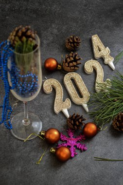 Yeni yıl oyuncakları, 2024 numara ve yeni yıl için bir bardak.