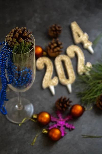 Neujahrsspielzeug Zahlen 2024 Und Ein Glas Für Das Neue Jahr lizenzfreie Stockbilder