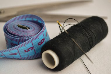 İplikler ve masanın üzerinde bir santimetre.