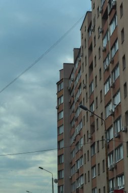 Gri gökyüzüne karşı yüksek konut binası