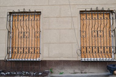 Kırık camlar ve yakacak odunuyla dikilmiş.